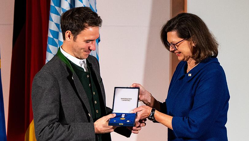 Landtagspräsidentin Ilse Aigner verleiht den Bayerischen Verfassungsorden an Felix Neureuther.