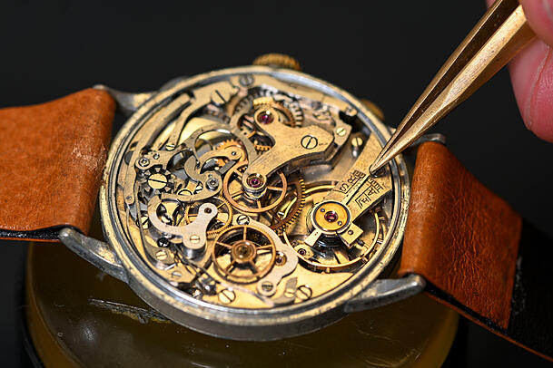 Leon Magerstädt arbeitet zu Hause unter anderem an so einer Landeron 3 Chronograph aus den 30ern. Leon Magerstädt arbeitet zu Hause unter anderem an so einer Landeron 3 Chronograph aus den 30ern.