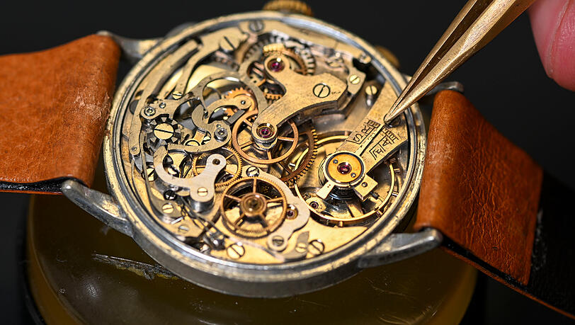 Leon Magerstädt arbeitet zu Hause unter anderem an so einer Landeron 3 Chronograph aus den 30ern.