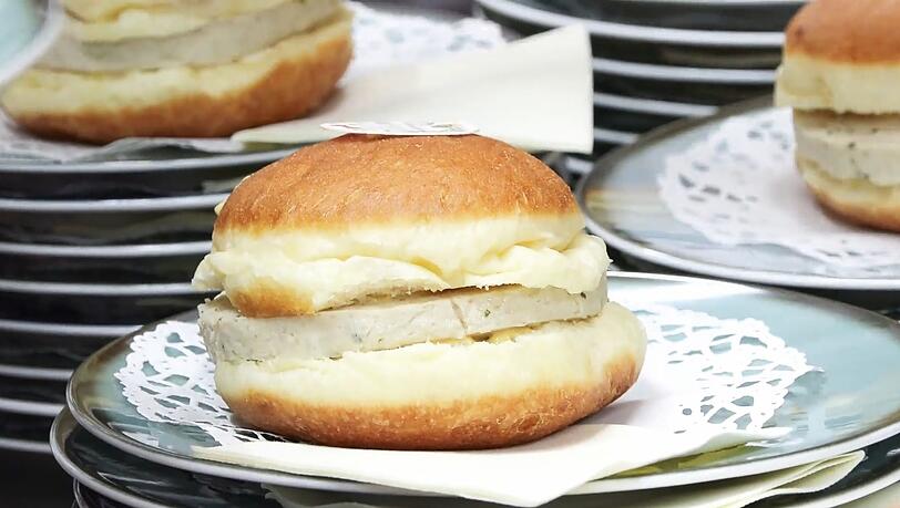 M&uuml;nchens Wirtschaftsreferent sieht in dem Krapfen eine Art bayerischen Burger.