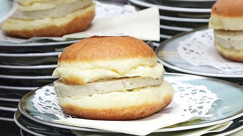 M&uuml;nchens Wirtschaftsreferent sieht in dem Krapfen eine Art bayerischen Burger.