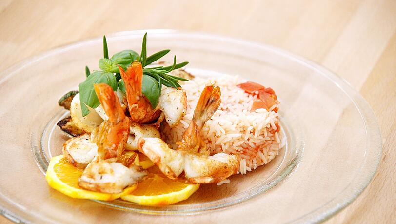 Nicht beschränkt auf bayerische Küche: Es gibt auch Fleischgerichte, Pasta, Salate und Kreationen wie hier die Scampi mit Tomatenreis. Nicht beschränkt auf bayerische Küche: Es gibt auch Fleischgerichte, Pasta, Salate und Kreationen wie hier die Scampi mit Tomatenreis.