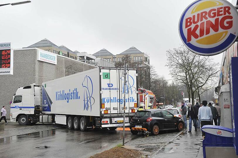 Eine Stunde ar die Friedenstraße dicht: Ein Sattelschlepper-Fahrer hatte sich beim Rangieren verschätzt.
