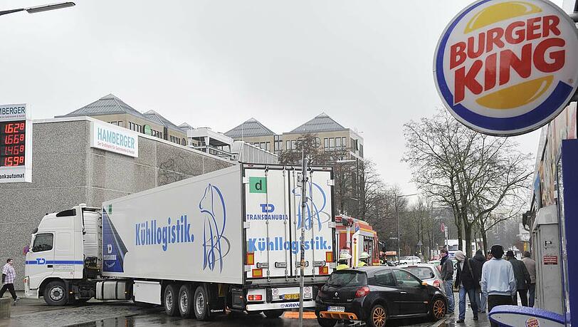 Eine Stunde ar die Friedenstraße dicht: Ein Sattelschlepper-Fahrer hatte sich beim Rangieren verschätzt. Eine Stunde ar die Friedenstraße dicht: Ein Sattelschlepper-Fahrer hatte sich beim Rangieren verschätzt.