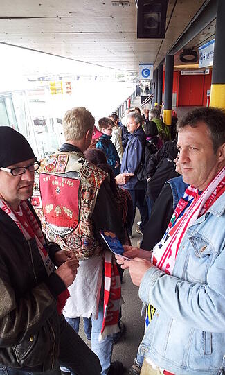 "Über Padington Station mit der Tube zur Themse." Eine kleine Rundfahrt durch London am Tag des großen Finale im Wembley-Stadion.