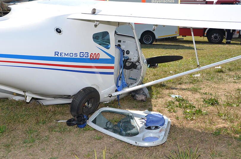 Die Bilder vom Absturzort: Ein Leichtflugzeug ist kurz nach dem Start wieder auf dem Boden aufgeschlagen.