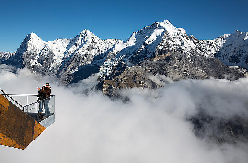Der Skyline Walk am Schilthorn lässt den Besucher vor dem Panorama der Berge Eiger, Mönch und Jungfrau (l-r) scheinbar in der Luft schweben.