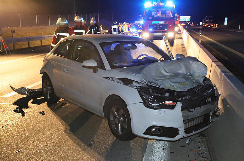 Bilder vom Verkehrsunfall auf der A94 Forstinning: Insgesamt fünf Autos und ein Lkw waren beteiligt.