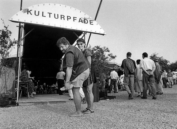 Wandeln auf Kulturpfaden mit Kabarettistin Gabi Lodermeier: Das geht am besten barfuß, wie hier auf einer Fotografie von 1994.