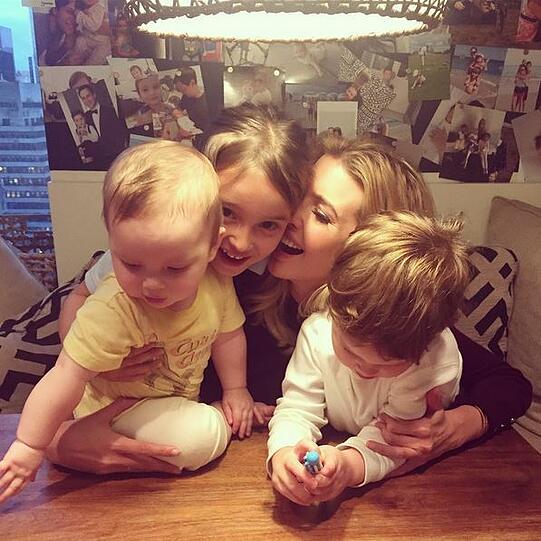 Mit ihren Kindern: Theodor (7 Monate), Arabella (5) und Joseph (3).