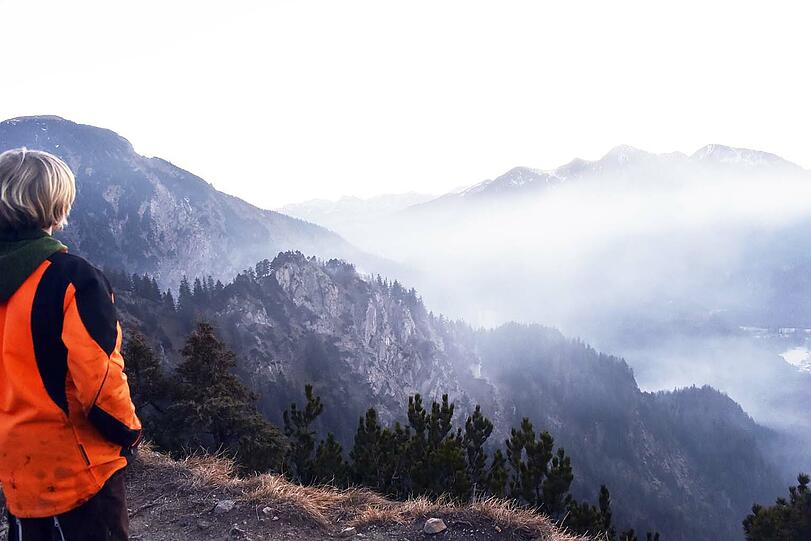 Wanderer schauen auf den Brand.