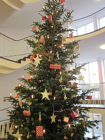 Den Christbaumschmuck für den Baum der Regierung von Oberbayern haben die Kinder selbst gebastelt.