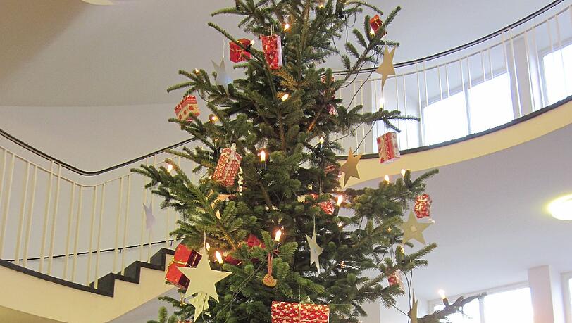 Den Christbaumschmuck für den Baum der Regierung von Oberbayern haben die Kinder selbst gebastelt. Den Christbaumschmuck für den Baum der Regierung von Oberbayern haben die Kinder selbst gebastelt.