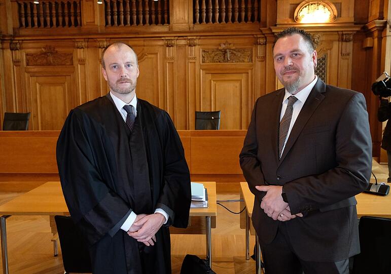 Jürgen Prichta (r), Polizeihauptkomissar aus Bayern, und Christian Jäckle, Rechtsanwalt, stehen in einem Saal des Bundesverwaltungsgerichts. Prichta wollte sich den Schriftzug "Aloha" auf den Unterarm tätowieren lassen, was das Polizeipräsidium Mittelfranken verbietet. Zwei Gerichte haben dieses Verbot bislang bestätigt, nun beschäftigt sich das Bundesverwaltungsgericht damit.