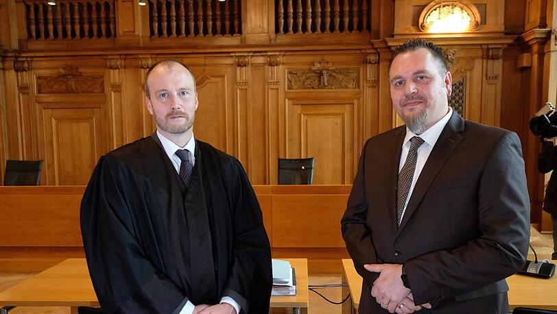 Jürgen Prichta (r), Polizeihauptkomissar aus Bayern, und Christian Jäckle, Rechtsanwalt, stehen in einem Saal des Bundesverwaltungsgerichts. Prichta wollte sich den Schriftzug "Aloha" auf den Unterarm tätowieren lassen, was das Polizeipräsidium Mittelfranken verbietet. Zwei Gerichte haben dieses Verbot bislang bestätigt, nun beschäftigt sich das Bundesverwaltungsgericht damit. Jürgen Prichta (r), Polizeihauptkomissar aus Bayern, und Christian Jäckle, Rechtsanwalt, stehen in einem Saal des Bundesverwaltungsgerichts. Prichta wollte sich den Schriftzug "Aloha" auf den Unterarm tätowieren lassen, was das Polizeipräsidium Mittelfranken verbietet. Zwei Gerichte haben dieses Verbot bislang bestätigt, nun beschäftigt sich das Bundesverwaltungsgericht damit.