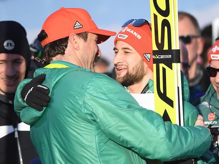 Markus Eisenbichler (r) hat beim letzten Großereignis unter Trainer Schuster (l) die Chance viermal Gold bei einer Nordischen Ski-WM zu erobern.