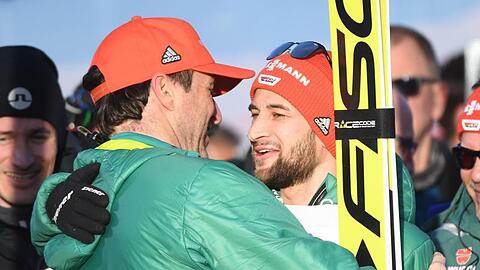 Markus Eisenbichler (r) hat beim letzten Großereignis unter Trainer Schuster (l) die Chance viermal Gold bei einer Nordischen Ski-WM zu erobern.