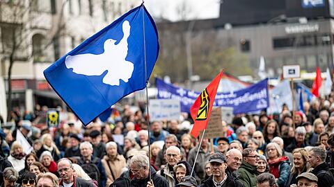 "Den Frieden gewinnen - nicht den Krieg!": Demonstranten in Berlin mit einer Friedenstaube-Flagge.