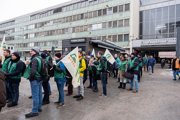 GDL-Gewerschaftsmitglieder verlassen am Freitagmorgen den Münchner Hauptbahnhof GDL-Gewerschaftsmitglieder verlassen am Freitagmorgen den Münchner Hauptbahnhof