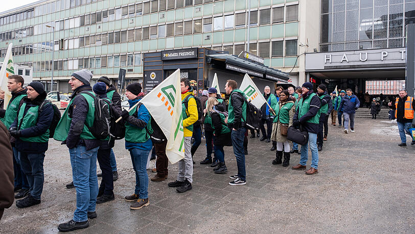 GDL-Gewerschaftsmitglieder verlassen am Freitagmorgen den Münchner Hauptbahnhof GDL-Gewerschaftsmitglieder verlassen am Freitagmorgen den Münchner Hauptbahnhof