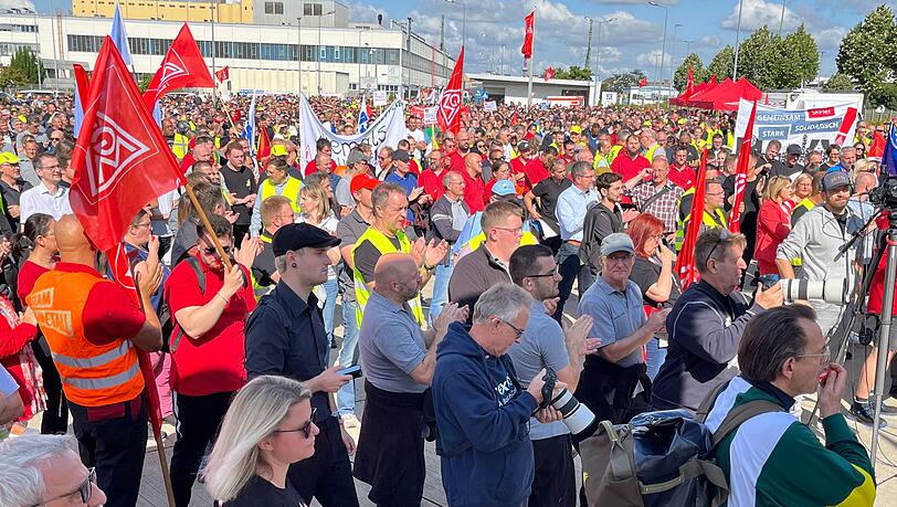 Bei ZF demonstrierten nach übereinstimmender Angabe von IG Metall und Polizei 4.500 Menschen. (Handout)