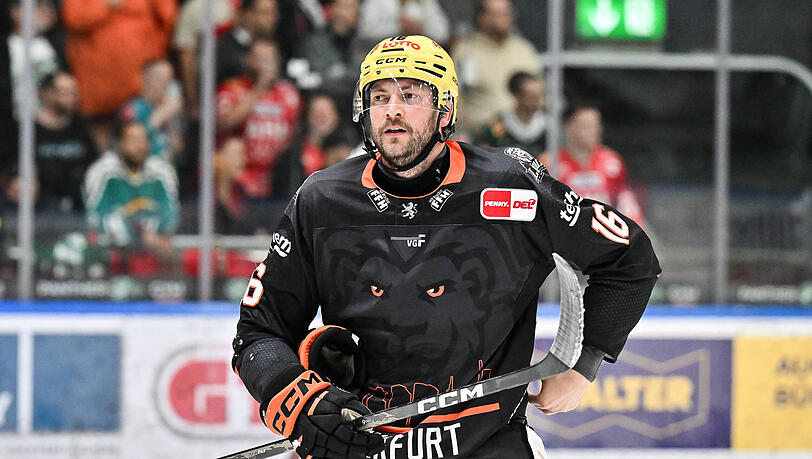 Ein noch ungewohntes Bild: Konrad Abeltshauser, der von 2016 bis 2026 insgesamt 571 DEL-Spiele f&uuml;r den EHC Red Bull M&uuml;nchen absolviert hat, im Trikot der L&ouml;wen Frankfurt.