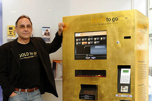 Thomas Geissler, Vorstand der Ex Oriente Lux AG, steht in Reutlingen neben einem Gold-to-go-Automaten.
