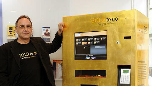 Thomas Geissler, Vorstand der Ex Oriente Lux AG, steht in Reutlingen neben einem Gold-to-go-Automaten. Thomas Geissler, Vorstand der Ex Oriente Lux AG, steht in Reutlingen neben einem Gold-to-go-Automaten.
