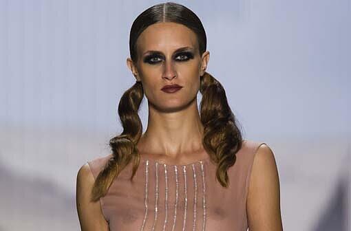 Bei der Fashion Week in Madrid lassen Models für Mercedes-Benz tief blicken. In der Welt der "Stars und Sternchen" gibt es genügend Beispiele für extrem offenherzige Mode - klicken Sie sich in der Bilderstrecke durch die größten Kleiderpannen und Hingucker der Promis.