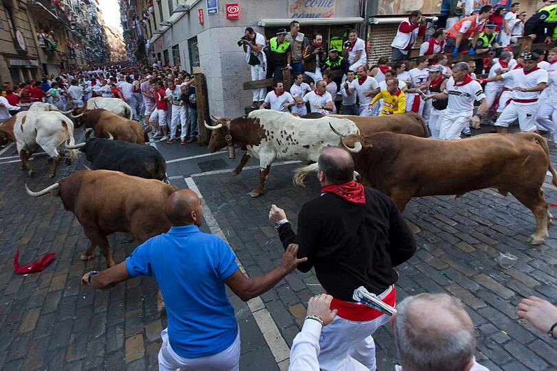 Brutal - und brutal gefährlich: Bei der alljährlichen Stierhatz in Pamplona werden zahlreiche Menschen verletzt. Gleich am ersten Tag 2013 sind es vier.