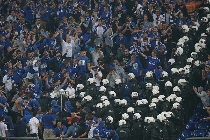 Polizei stürmt den Fanblock: Die Bilder vom Schalke-Spiel gegen Saloniki