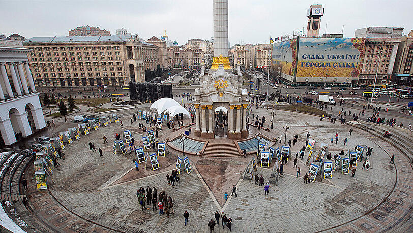 Bei einer Explosion auf einem Gedenkmarsch für die Maidan-Opfer in der ukrainischen Stadt Charkow sind mindestens drei Menschen getötet und zehn verletzt worden. Die Polizei spricht von einem Anschlag. Bei einer Explosion auf einem Gedenkmarsch für die Maidan-Opfer in der ukrainischen Stadt Charkow sind mindestens drei Menschen getötet und zehn verletzt worden. Die Polizei spricht von einem Anschlag.