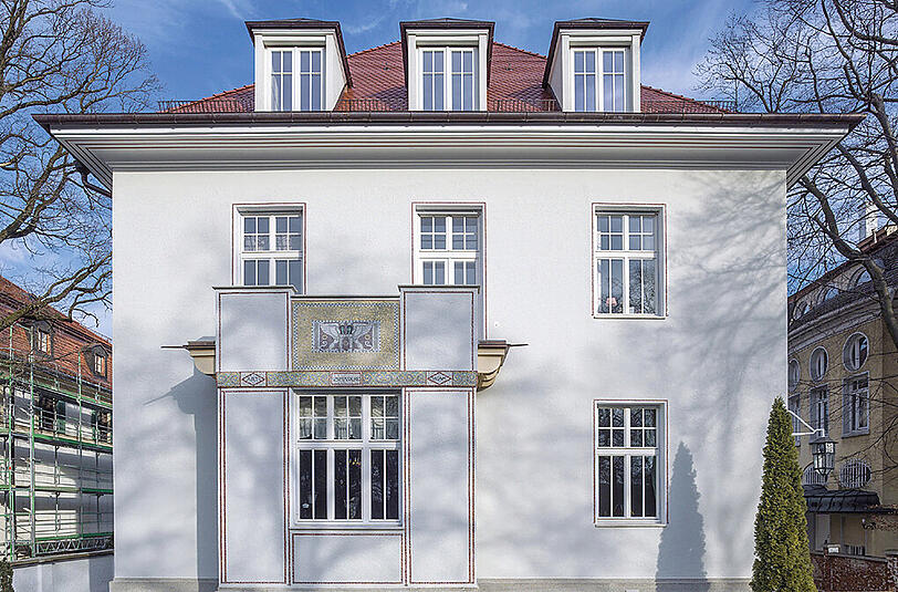 Maria-Theresia-Straße 22: 1906 erfolgt der Bau der Jugendstilvilla. Es entstand ein dreigeschossiges Wohnhaus auf der Proportionsgrundlage eines Sechssterns, an der sich auch die Fassaden orientierten.