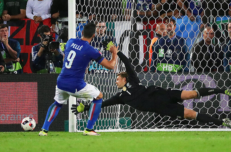7. Schuss: GRAZIANO PELLE, 1:2 . Früher war Pelle Turniertänzer, und so ähnlich läuft er auch an. Sein Schuss geht weit links vorbei. Manuel Neuer wäre ohnehin da gewesen.