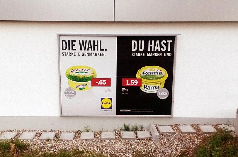 Bei einem Werbeplakat von Lidl wurden die Plakathälften vertauscht. Der Lebensmittel-Discounter konterte geschickt und konnte einen Social-Media-Hit landen.