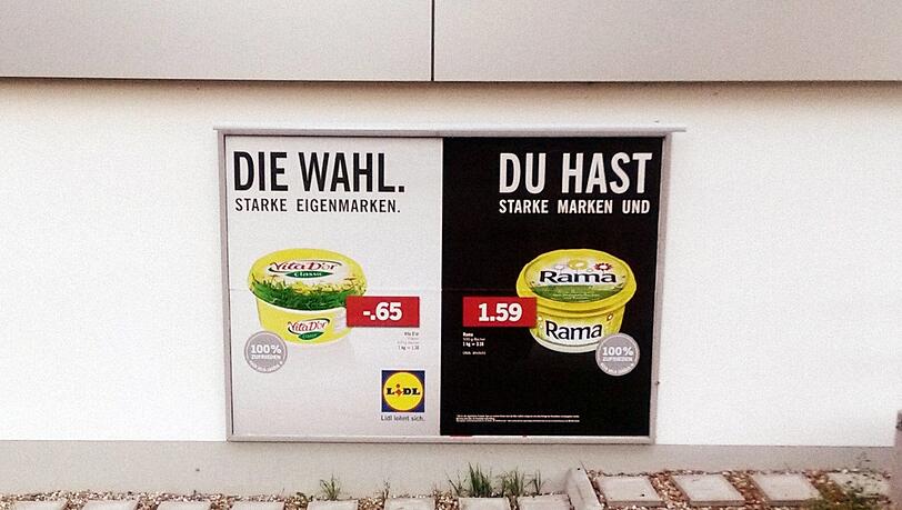 Bei einem Werbeplakat von Lidl wurden die Plakathälften vertauscht. Der Lebensmittel-Discounter konterte geschickt und konnte einen Social-Media-Hit landen. Bei einem Werbeplakat von Lidl wurden die Plakathälften vertauscht. Der Lebensmittel-Discounter konterte geschickt und konnte einen Social-Media-Hit landen.