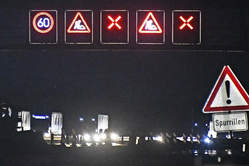 Nachdem der Lkw in den Sicherungsanhänger gekracht war, brannte dieser aus. Die Bilder.