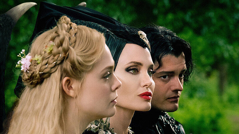 Elle Fanning (v.l.) als Aurora, Angelina Jolie als Maleficent und Sam Riley als Diaval in "Maleficent: Mächte der Finsternis"