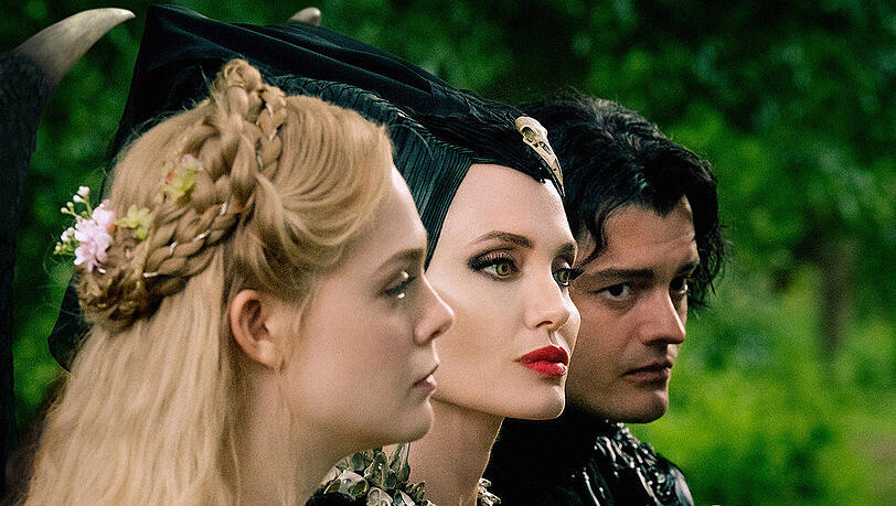 Elle Fanning (v.l.) als Aurora, Angelina Jolie als Maleficent und Sam Riley als Diaval in "Maleficent: Mächte der Finsternis" Elle Fanning (v.l.) als Aurora, Angelina Jolie als Maleficent und Sam Riley als Diaval in "Maleficent: Mächte der Finsternis"