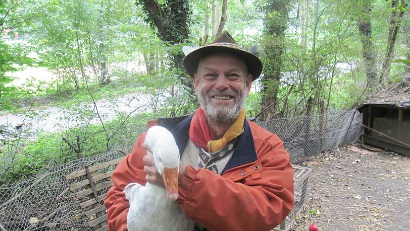 Im Gehege seiner Gänse: der Gänse-Heinrich. Im Gehege seiner Gänse: der Gänse-Heinrich.
