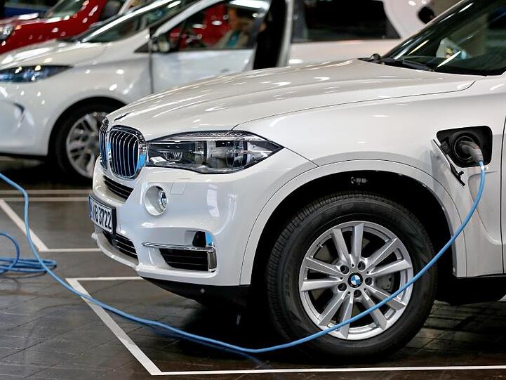 Ein BMW-SUV als Plug-in-Hybrid wird geladen.
