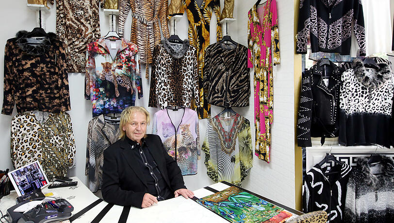 Borowitza in der Welt zwischen Strass, Leopard- und Tigermuster. Borowitza in der Welt zwischen Strass, Leopard- und Tigermuster.