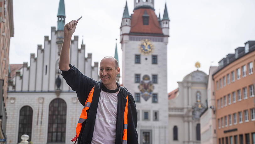 Der Aktivist der "Letzten Generation" Wolfgang Metzeler-Kick protestierte am 20.5.2023 in München gegen das gegen ihn verhängte Sekundenklebertransportverbot, indem er Sekundenkleber mitführte und ein großes Fass mit einem UHU Aufkleber mitführte. Der Aktivist der "Letzten Generation" Wolfgang Metzeler-Kick protestierte am 20.5.2023 in München gegen das gegen ihn verhängte Sekundenklebertransportverbot, indem er Sekundenkleber mitführte und ein großes Fass mit einem UHU Aufkleber mitführte.