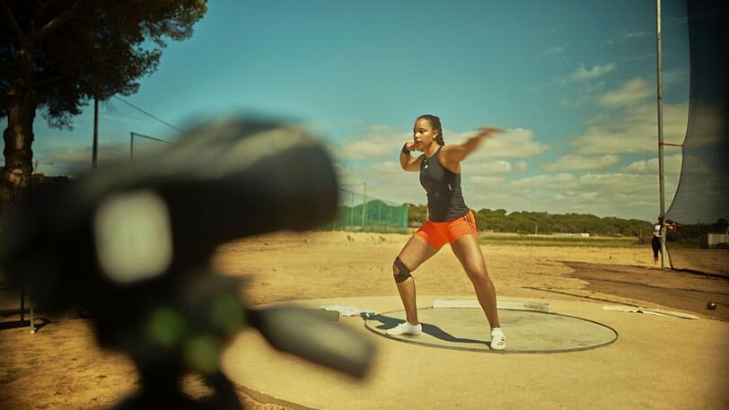 Die ZDF-Reportage "37&deg;: Das Gold ihres Lebens - Kugelsto&szlig;erin Yemisi" begleitet die Athletin unter anderem in ein Trainingscamp in Portugal.