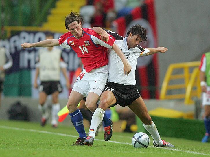 44. Länderspiel: Wieder EM-Frust: Auch als Torschütze kann Ballack die
1:2-Pleite gegen Tschechien und das Vorrunden-Aus 2004 in Portugal
nicht abwenden. Teamchef Völler tritt noch in der Nacht zurück.