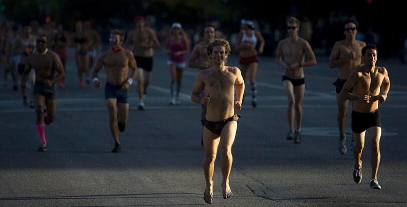 Mehrere tausende Menschen haben sich in Salt Lake City bis auf die Unterwäsche ausgezogen und mit einem Lauf
durch die Stadt gegen die konservativen Gesetze des US-Staates protestiert.