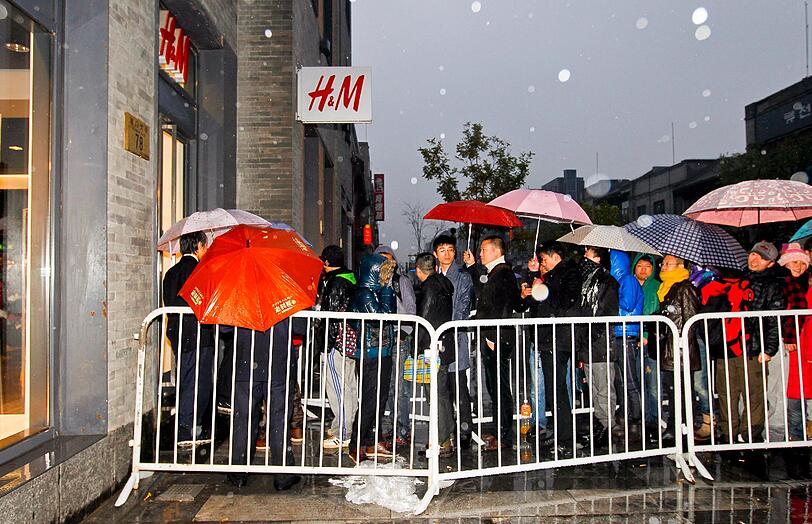 In Peking stehen die Menschen sogar im Regen, um sich die neue Versace-Kollektion von H&M zu sichern