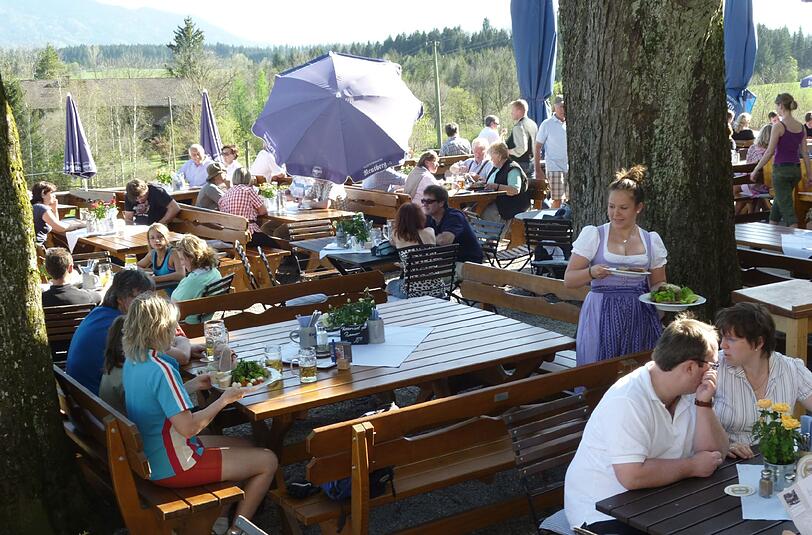 Im gepflegten Biergarten können die Gäste bei ihrer Einkehr einen phänomenalen Ausblick genießen.