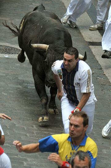 Stierhatz brutal: Aktuelle Bilder aus Pamplona.