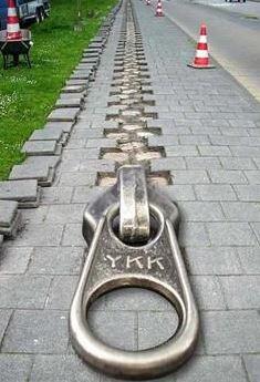 Guerilla Marketing ist eine äußerst amüsante Art der Werbung, hier für einen Reißverschlussproduzenten.